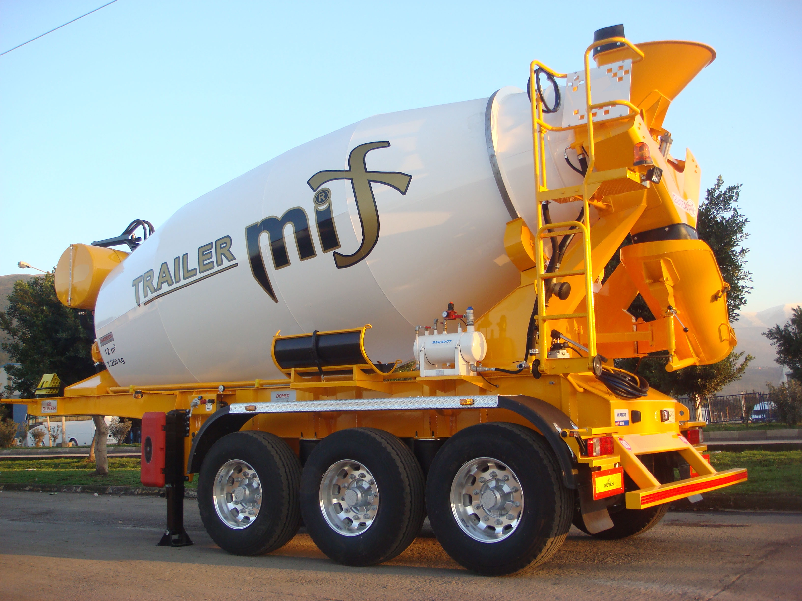 Semi-trailer concrete mixer 12m3